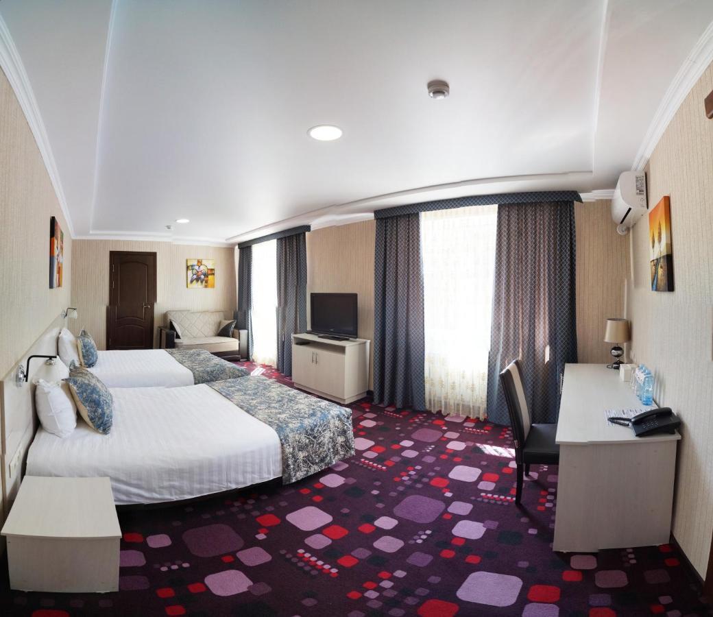 Uyutnyy Dom Hotel Taraz Buitenkant foto