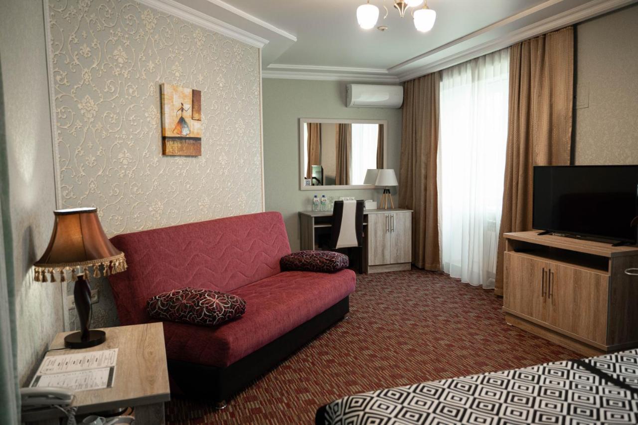 Uyutnyy Dom Hotel Taraz Buitenkant foto
