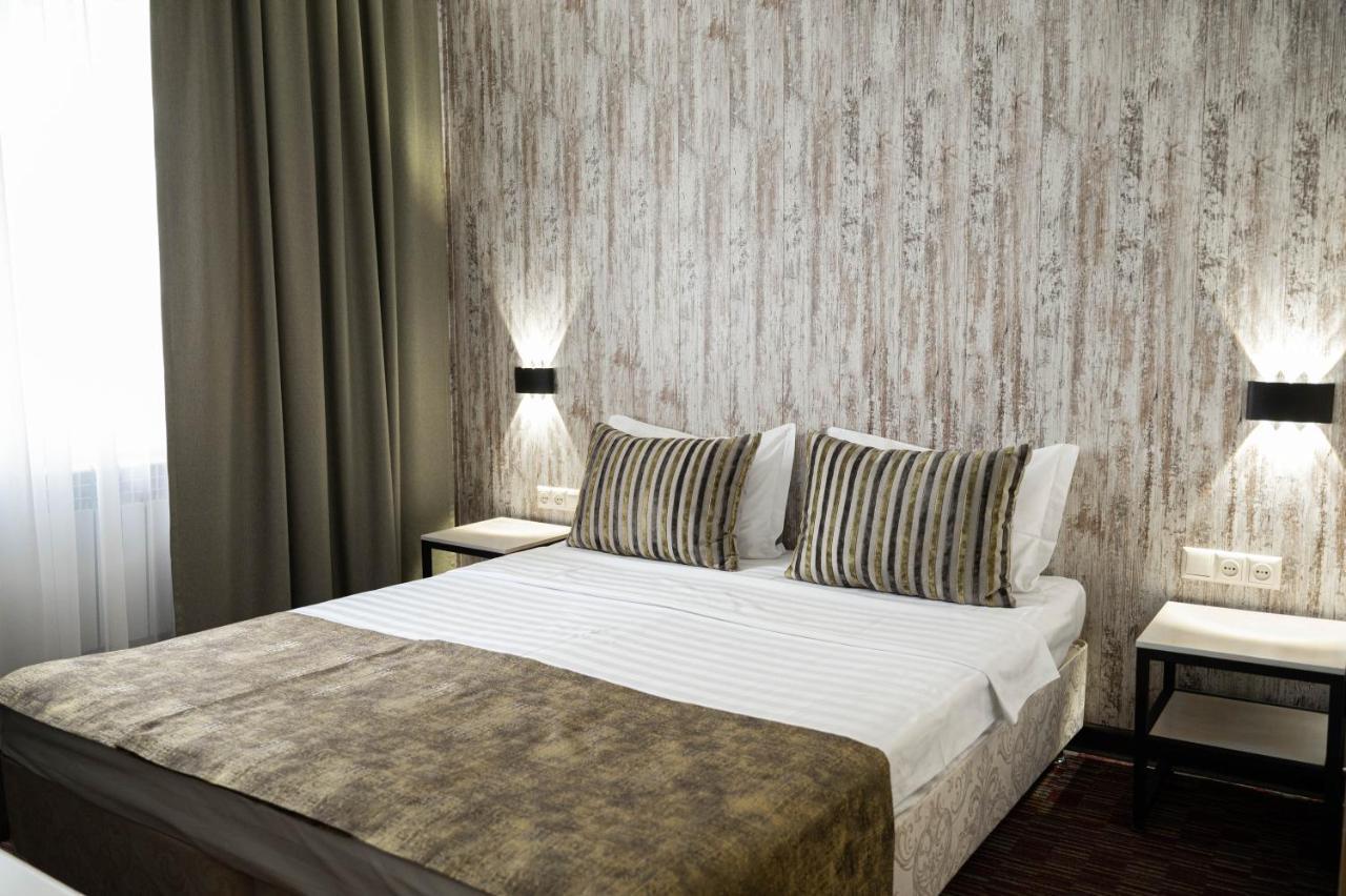 Uyutnyy Dom Hotel Taraz Buitenkant foto