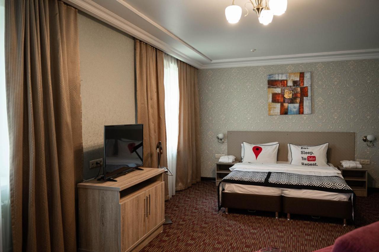 Uyutnyy Dom Hotel Taraz Buitenkant foto