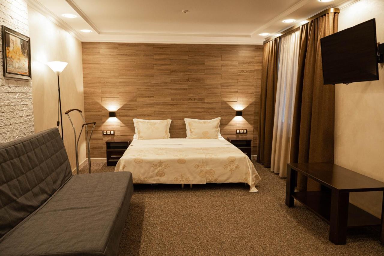 Uyutnyy Dom Hotel Taraz Buitenkant foto