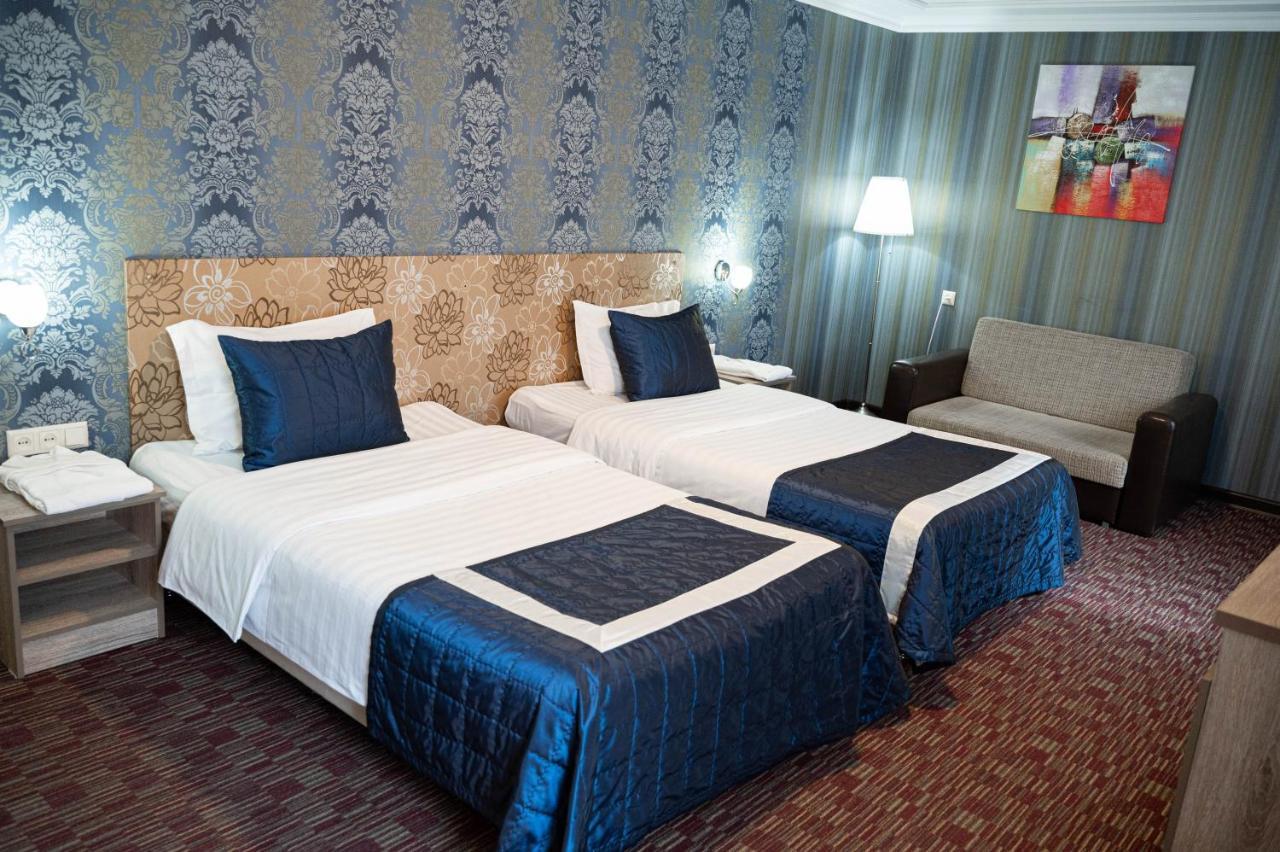 Uyutnyy Dom Hotel Taraz Buitenkant foto