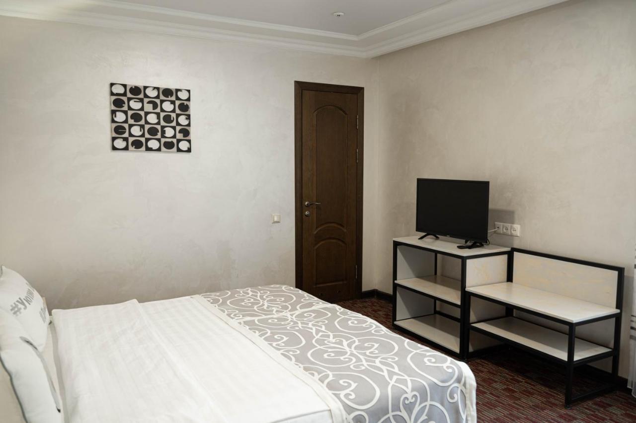Uyutnyy Dom Hotel Taraz Buitenkant foto