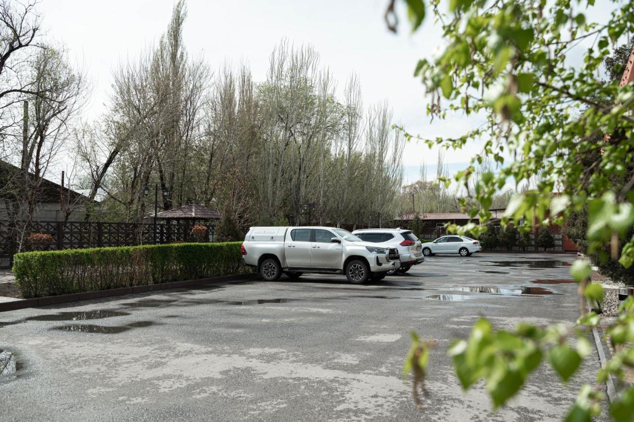 Uyutnyy Dom Hotel Taraz Buitenkant foto