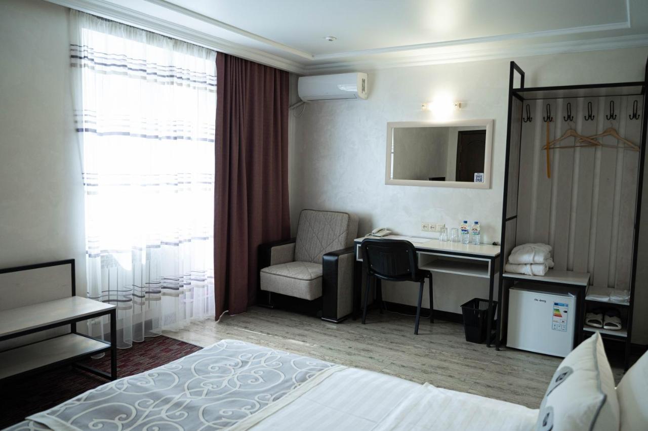 Uyutnyy Dom Hotel Taraz Buitenkant foto