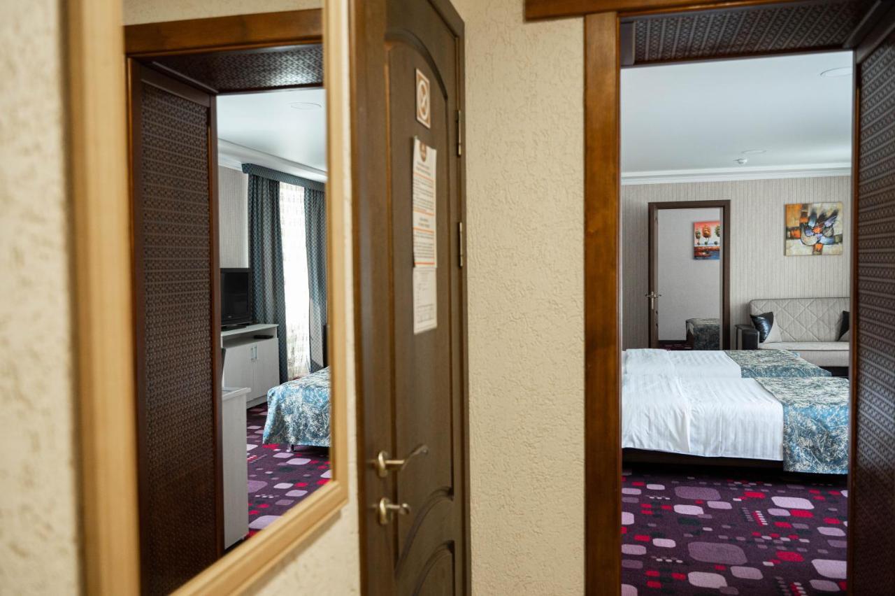 Uyutnyy Dom Hotel Taraz Buitenkant foto