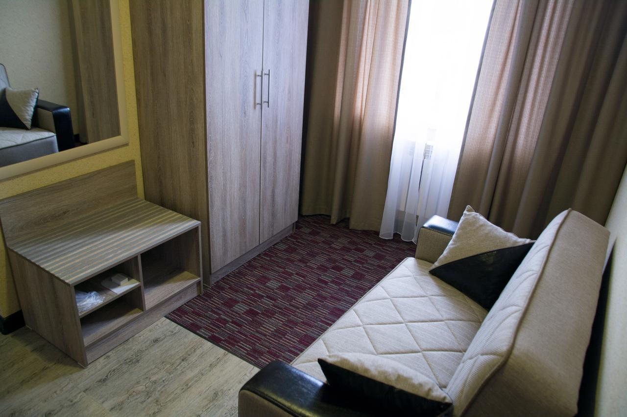 Uyutnyy Dom Hotel Taraz Buitenkant foto