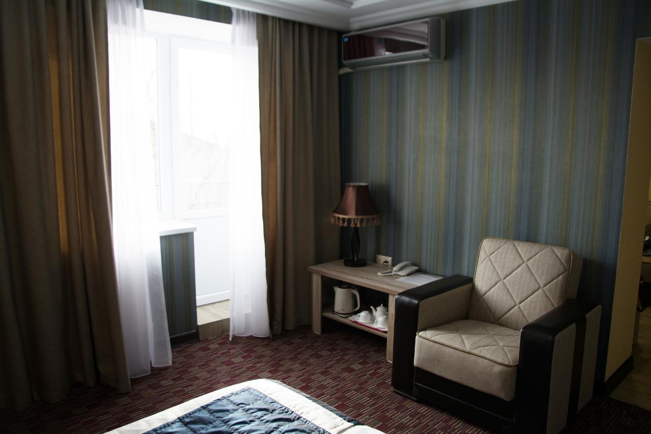 Uyutnyy Dom Hotel Taraz Buitenkant foto