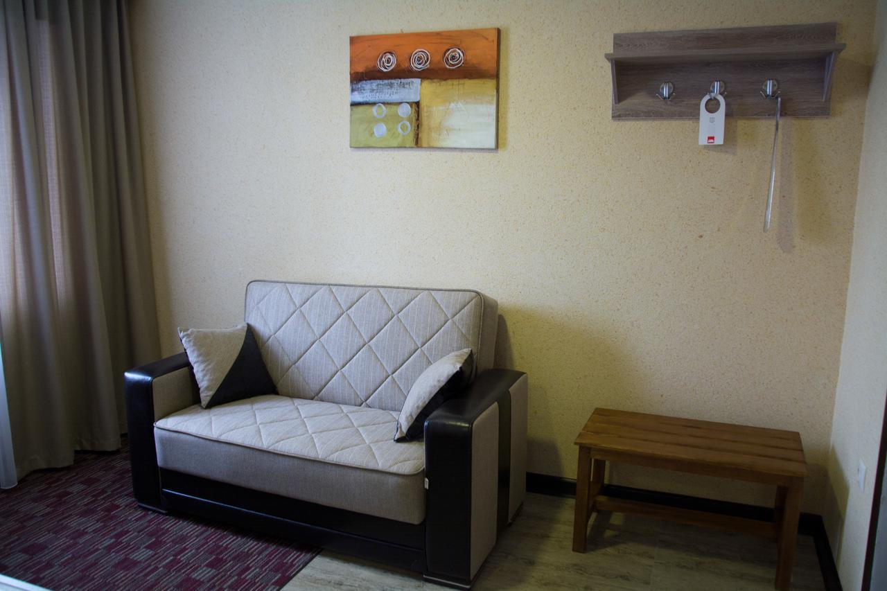 Uyutnyy Dom Hotel Taraz Buitenkant foto
